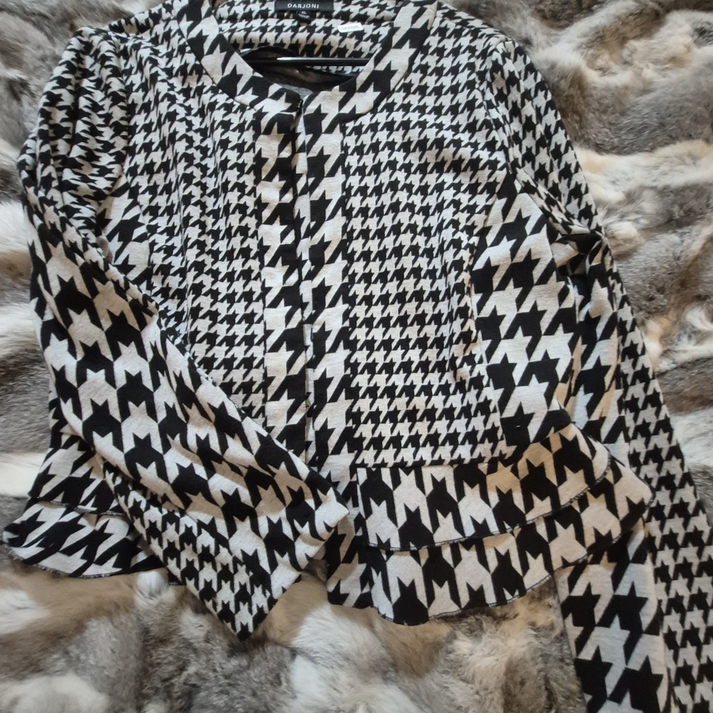 Stylish Black and White Houndstooth Blazer